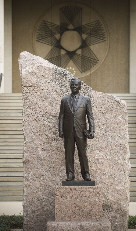 Rudder statue3
